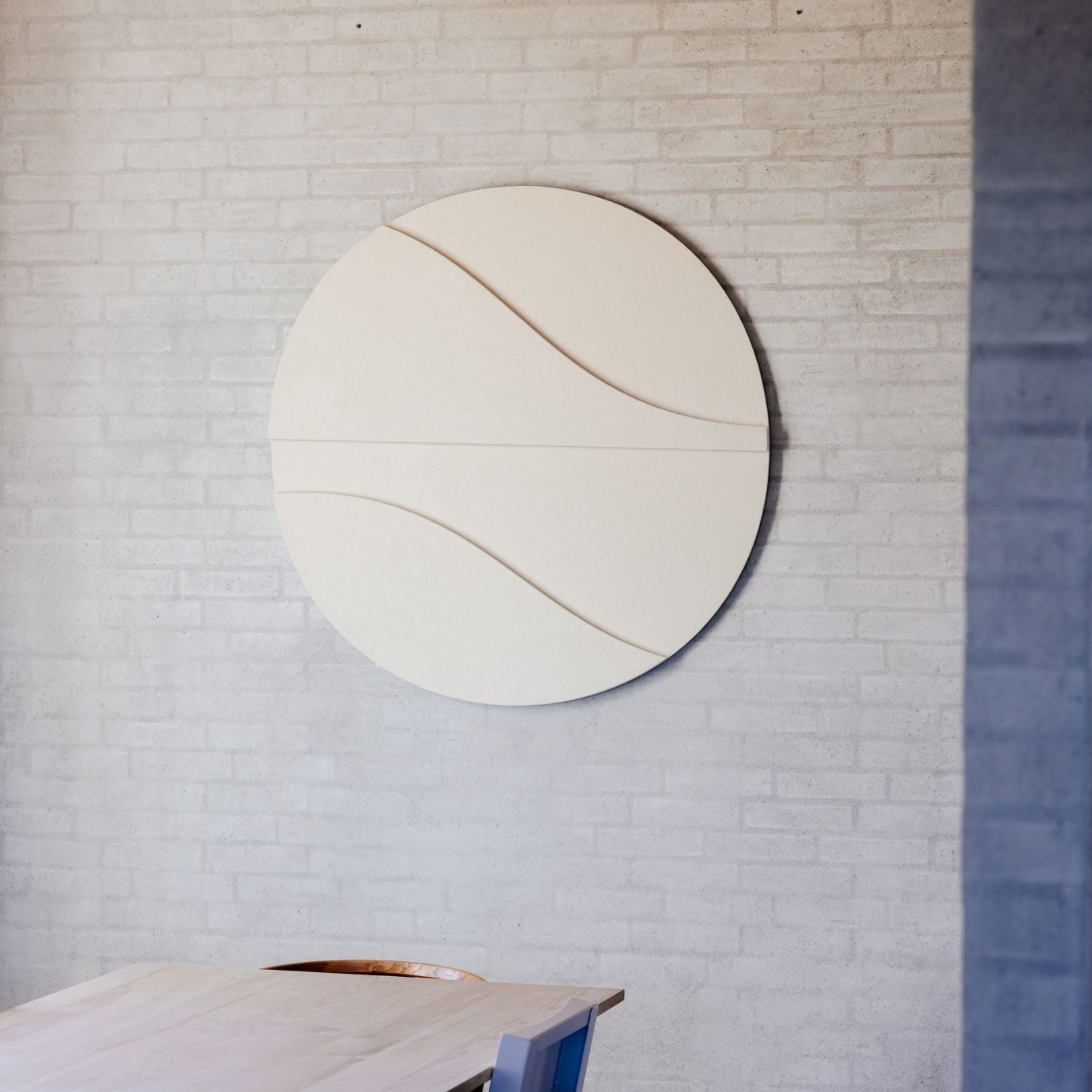 Minimalist round acoustic panel from Arturel, enhancing sound quality and visual appeal.